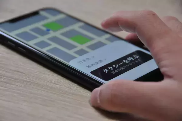 「タクシーから乗務員の名札が消えた！　カスハラ対策もインバウンドからは「不安要素」との声」の画像