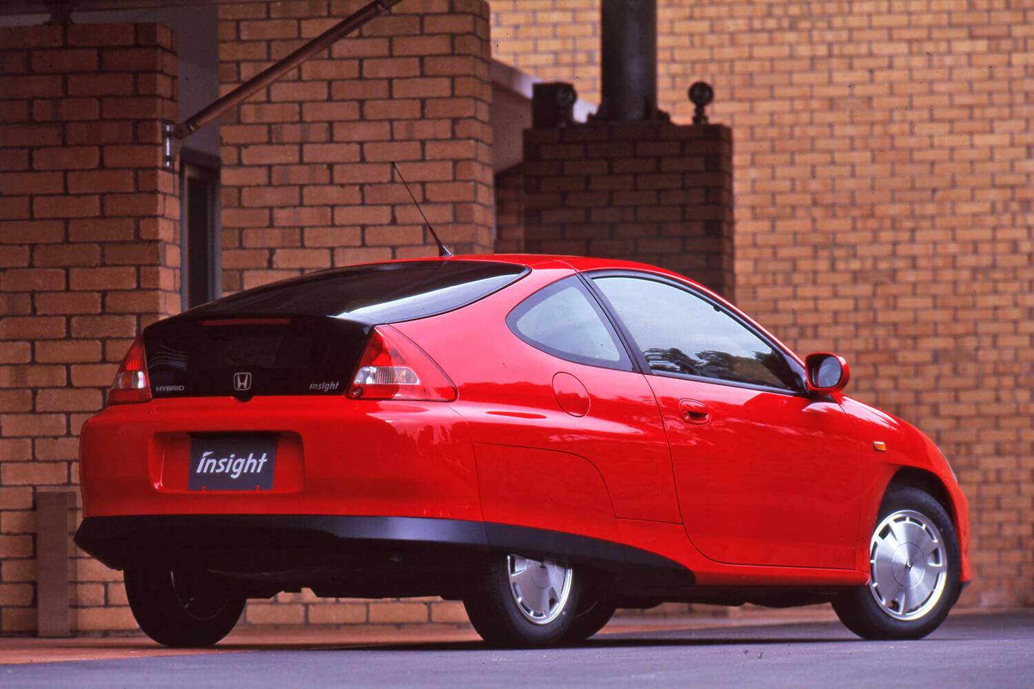 日本車は手堅いなんて誰がいった？　犠牲を払ってでも「攻めに攻めた」敬服必至のクルマ３台