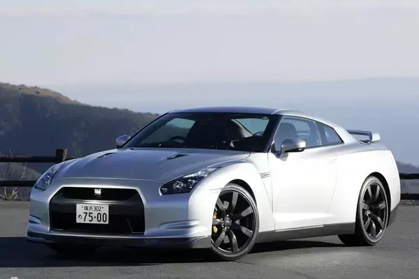 「日本車は手堅いなんて誰がいった？　犠牲を払ってでも「攻めに攻めた」敬服必至のクルマ３台」の画像