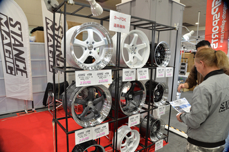 速そうなAMG GTを発見！……と思ったらなんか小さいぞ!?　ホイールメーカーの社長が趣味で作っちゃったAMG GT風カプチーノが驚愕のクオリティ【大阪オートメッセ2026】