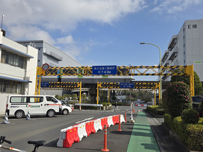 なんなら一般道より厳しい！　工場や市場などの「構内路」に厳格な通行ルールが定められるワケ