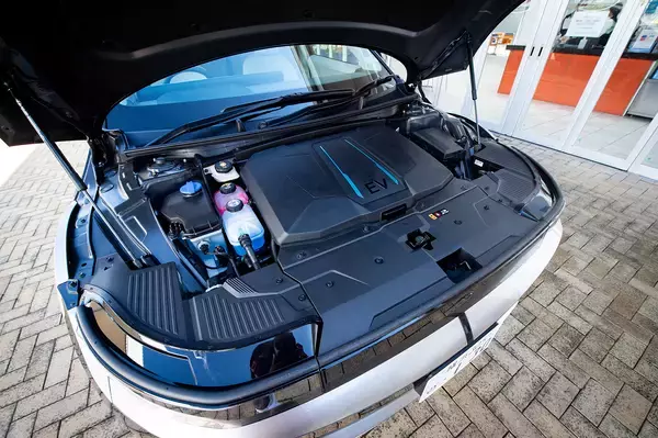 「【試乗】日本再上陸の「ヒョンデ」が放つ２台の走りは合格点だった！　課題は「アフターサービス」と「インフラ」」の画像