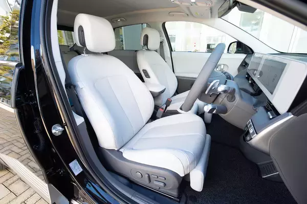 「【試乗】日本再上陸の「ヒョンデ」が放つ２台の走りは合格点だった！　課題は「アフターサービス」と「インフラ」」の画像