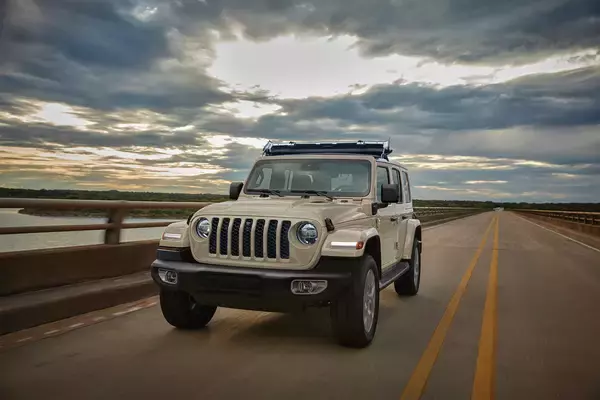 前席頭上に開閉式「フリップトップ」を装備！　ジープ・ラングラーにV6エンジン搭載の特別仕様車を設定