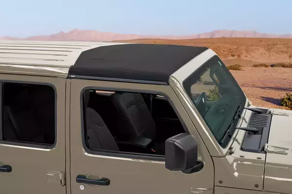 「前席頭上に開閉式「フリップトップ」を装備！　ジープ・ラングラーにV6エンジン搭載の特別仕様車を設定」の画像