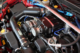 思わず口にしたくなるイケてる名前！　ボンネットを突き破る衝撃のルックスも！　そんな「スーパーチャージャー」が絶滅寸前なワケ