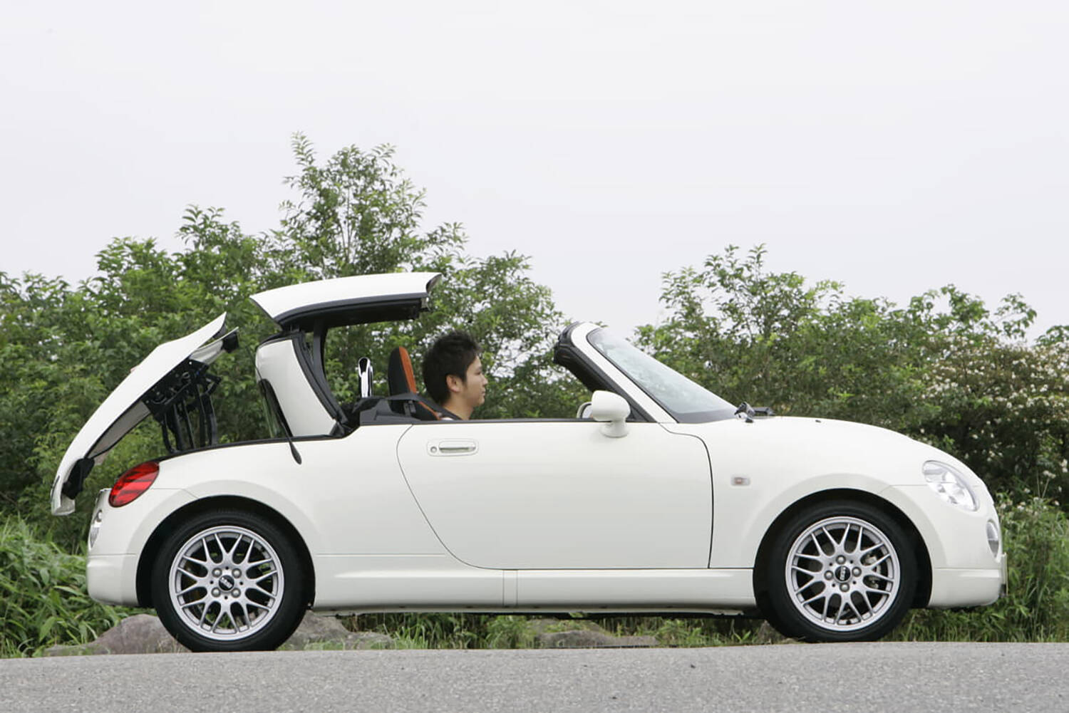 安くてもBMWやメルセデスだと上司に「イヤミ」を言われる可能性も！　「無難」じゃ満足できない新社会人にアリな中古車４台