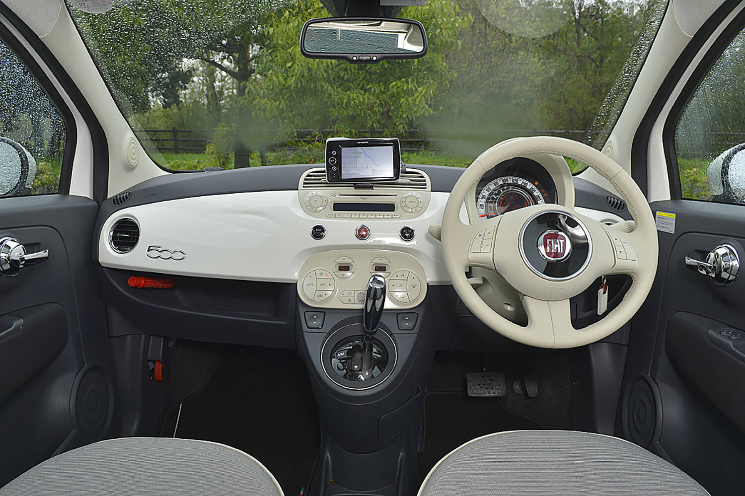 安くてもBMWやメルセデスだと上司に「イヤミ」を言われる可能性も！　「無難」じゃ満足できない新社会人にアリな中古車４台