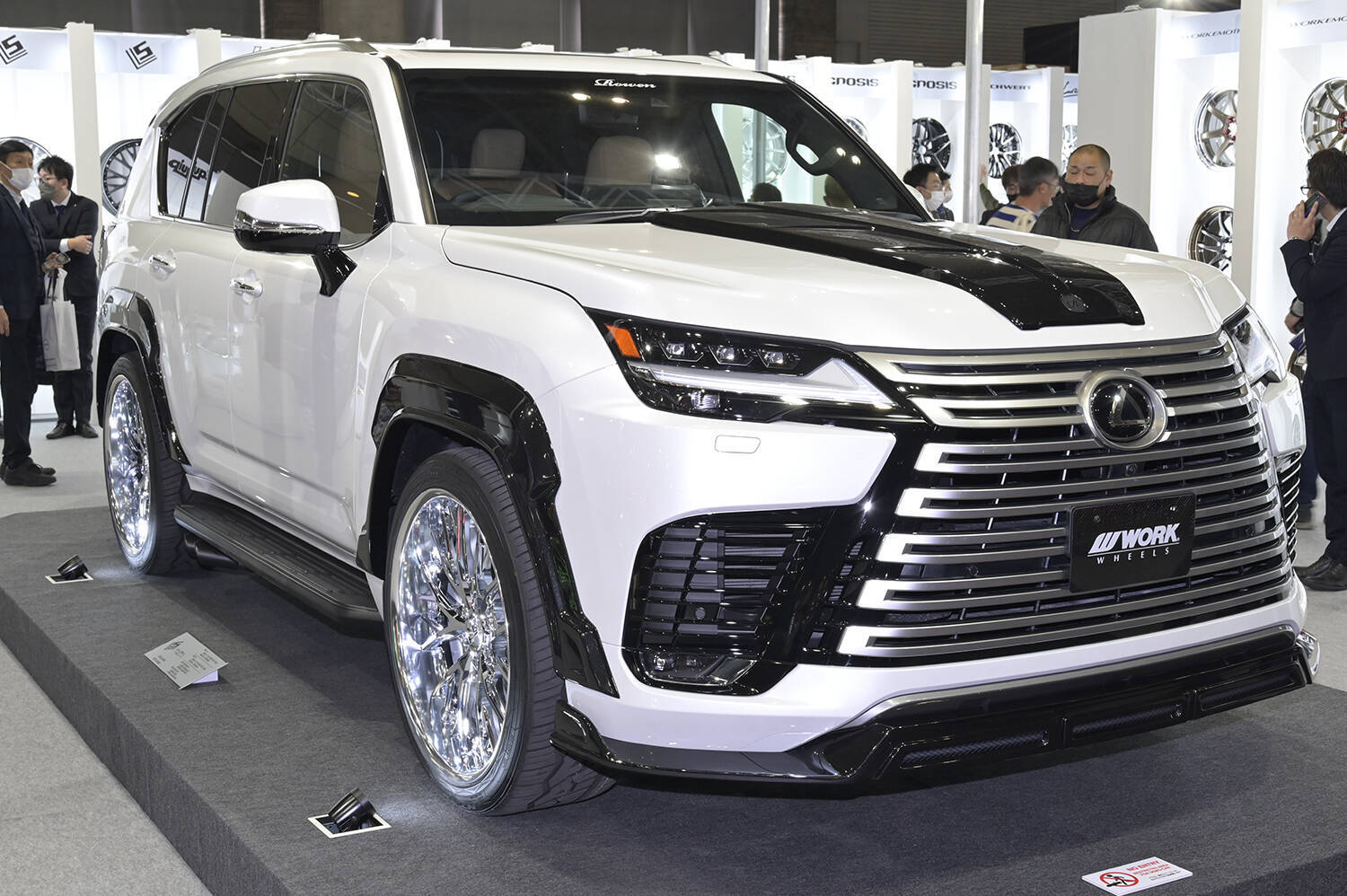 ダイヤモンドの煌めきをもつ24インチのド迫力ホイールに圧倒される！　最新ホイールがずらり並ぶWORKブース【東京オートサロン2023】