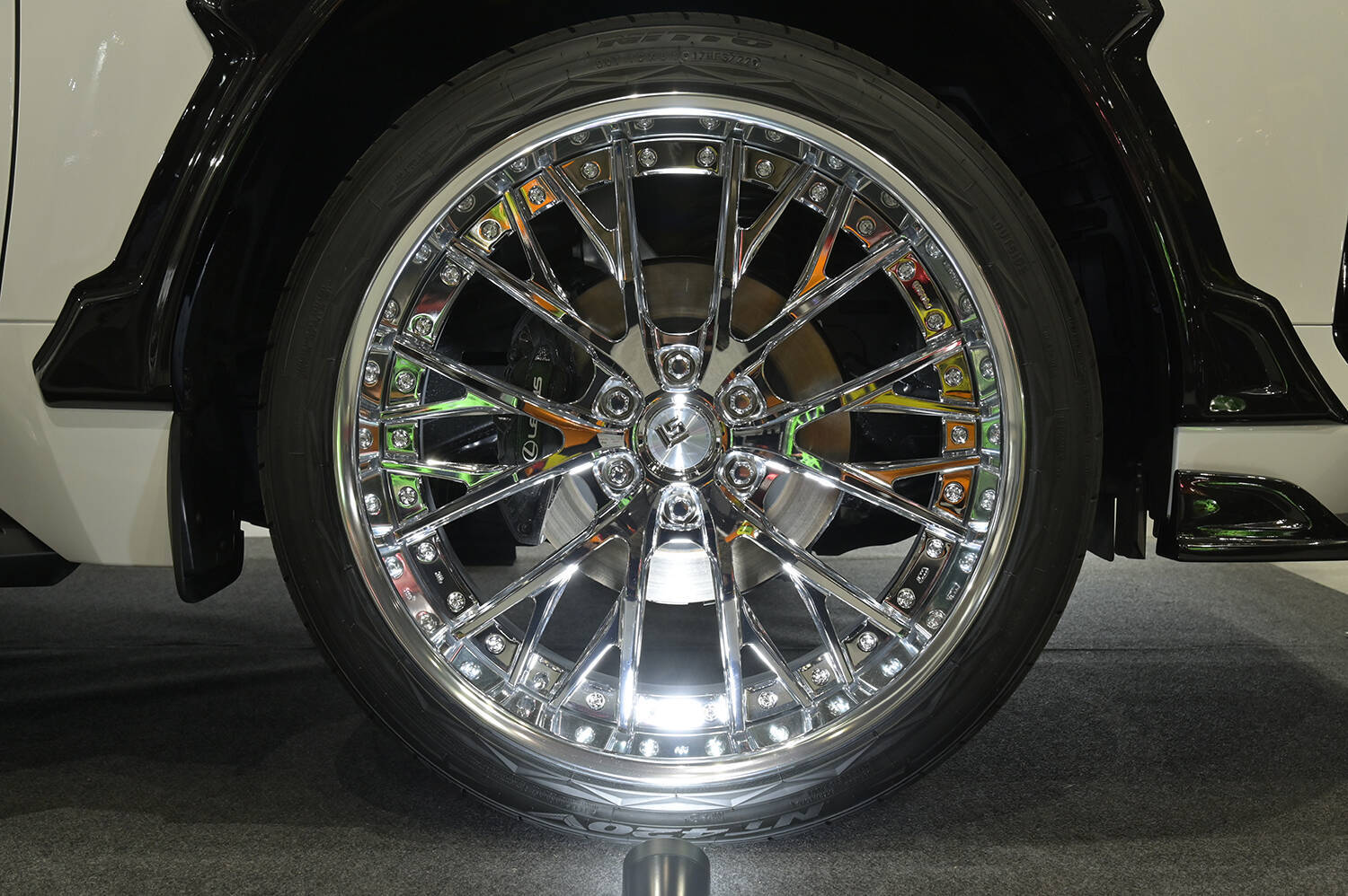 ダイヤモンドの煌めきをもつ24インチのド迫力ホイールに圧倒される！　最新ホイールがずらり並ぶWORKブース【東京オートサロン2023】