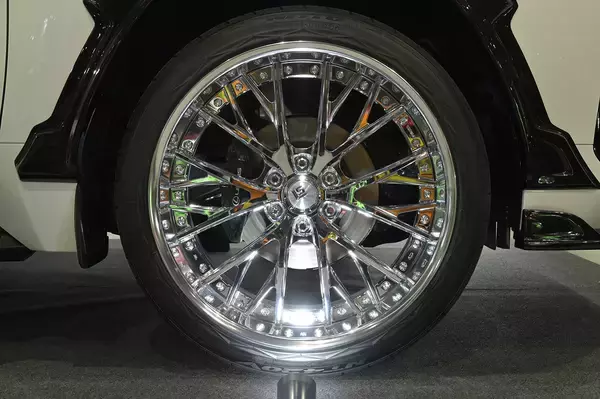 「ダイヤモンドの煌めきをもつ24インチのド迫力ホイールに圧倒される！　最新ホイールがずらり並ぶWORKブース【東京オートサロン2023】」の画像