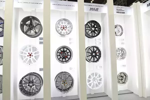 「ダイヤモンドの煌めきをもつ24インチのド迫力ホイールに圧倒される！　最新ホイールがずらり並ぶWORKブース【東京オートサロン2023】」の画像