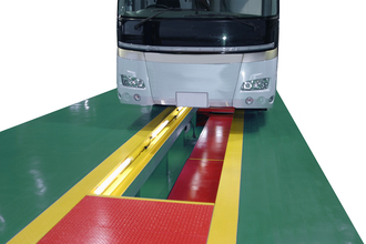 乗用車の比じゃない重さとサイズの大型車の下回り整備はどうやって行う？　バス＆トラックを「もち上げる」方法とは