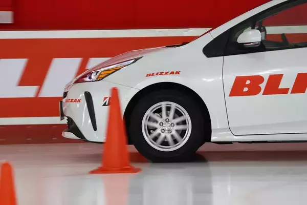 「じつはほかのパターンのほうが有利！　それでもメーカー問わずオールシーズンタイヤが「Ｖ字シェイプ」なワケ」の画像