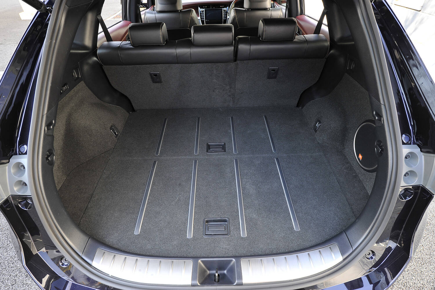 納期遅延のいま先代を狙うのも大いにアリ！　３代目ハリアーの魅力に迫る