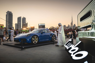 ポルシェ911が電動ターボ２機がけで異次元の速さに！　怪物化した「911ターボＳ」衝撃のマイチェン