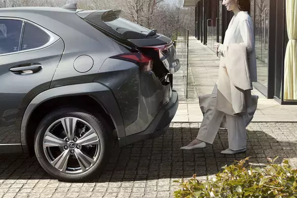 「マイナーチェンジした日本仕様のレクサスUXを発表！　「走り」と「エレガンス」をそれぞれ感じさせる２台の特別仕様車を初公開」の画像