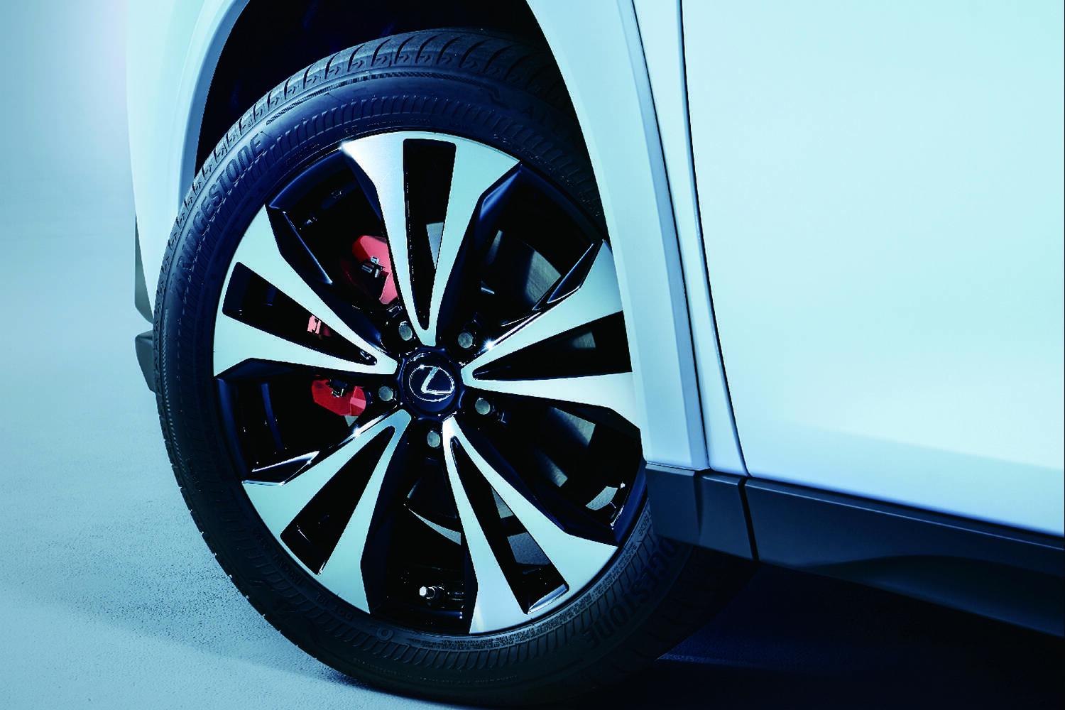 マイナーチェンジした日本仕様のレクサスUXを発表！　「走り」と「エレガンス」をそれぞれ感じさせる２台の特別仕様車を初公開