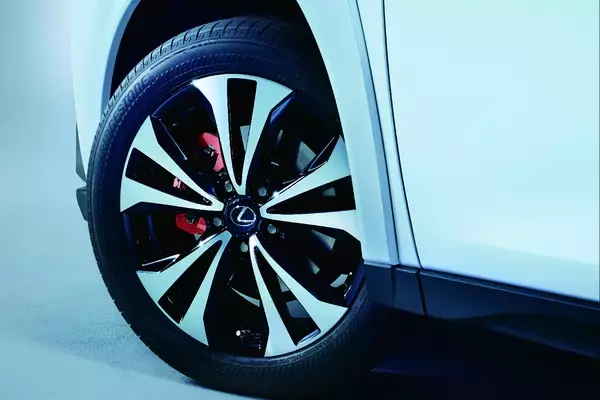 「マイナーチェンジした日本仕様のレクサスUXを発表！　「走り」と「エレガンス」をそれぞれ感じさせる２台の特別仕様車を初公開」の画像