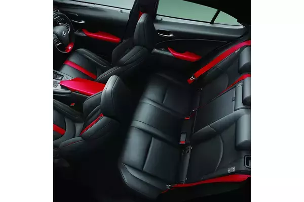 「マイナーチェンジした日本仕様のレクサスUXを発表！　「走り」と「エレガンス」をそれぞれ感じさせる２台の特別仕様車を初公開」の画像