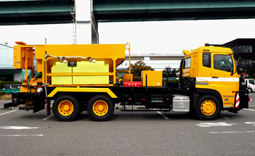 地味にハイテクな「凍結防止剤散布車」！　冬でも安心して高速を走れるのはコイツのお陰!!