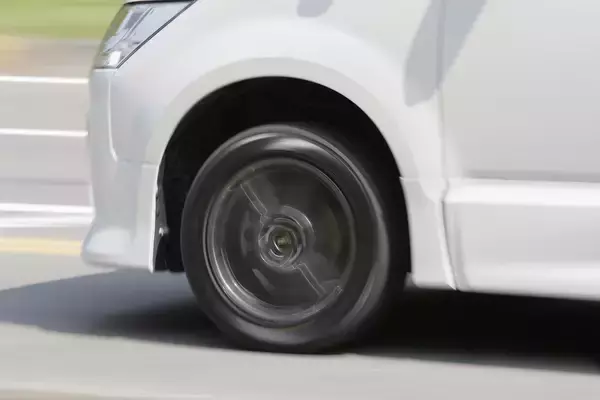 首都圏で問題になる「雪の日」のサマータイヤ走行！　危険行為なのに「警察」が取り締まらないワケ