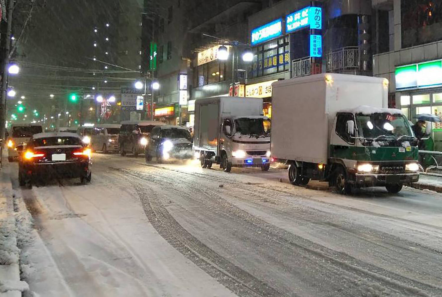 首都圏で問題になる「雪の日」のサマータイヤ走行！　危険行為なのに「警察」が取り締まらないワケ