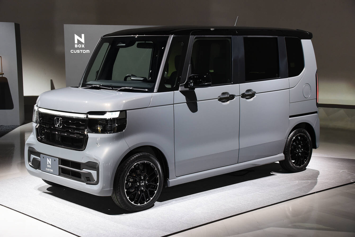 ライバルにあってN-BOXにはない「SUVテイスト」「メッキのオラ顔」「ハイブリッド」！　それでも新型は「絶対王者」のポジションを守れるか？