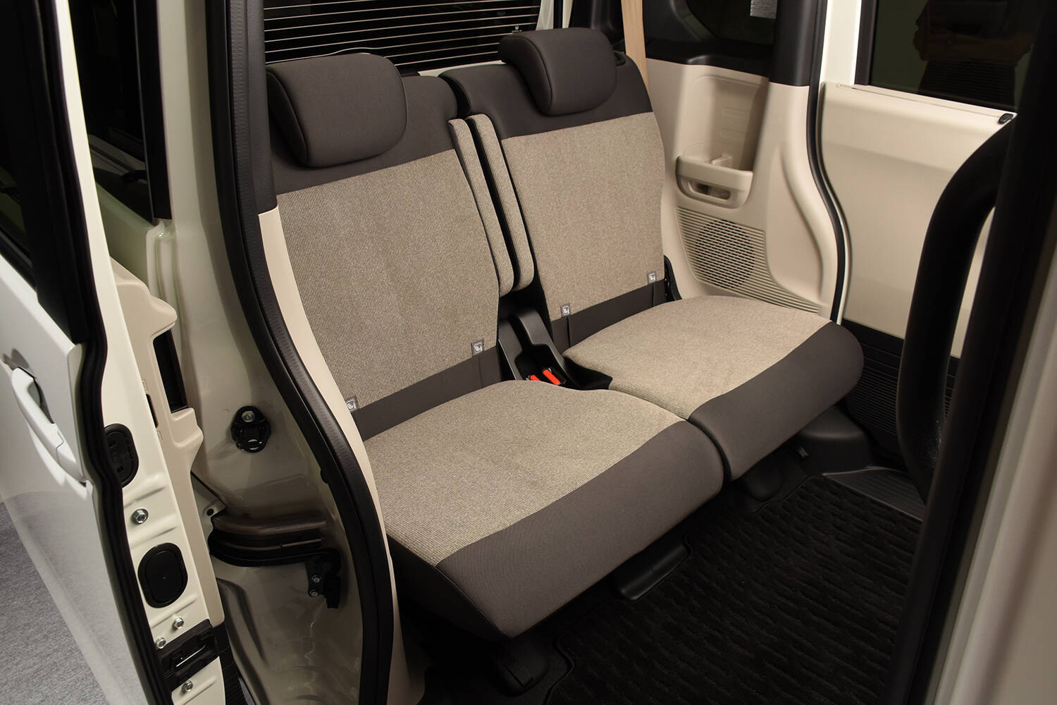 ライバルにあってN-BOXにはない「SUVテイスト」「メッキのオラ顔」「ハイブリッド」！　それでも新型は「絶対王者」のポジションを守れるか？