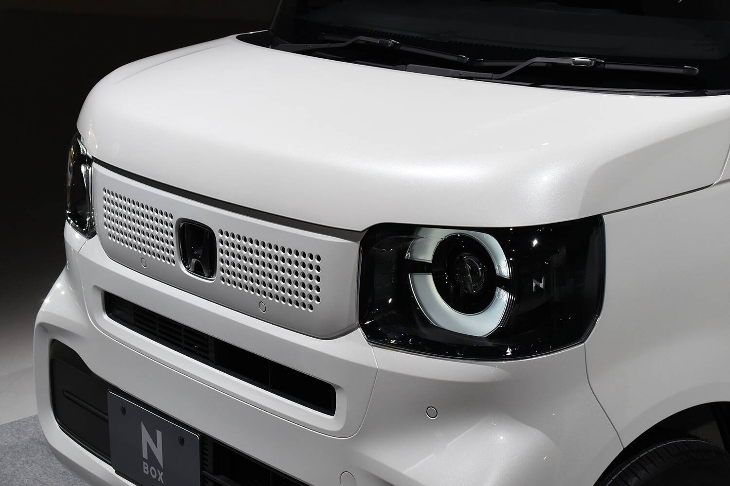 ライバルにあってN-BOXにはない「SUVテイスト」「メッキのオラ顔」「ハイブリッド」！　それでも新型は「絶対王者」のポジションを守れるか？