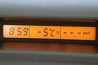 外気温計も０度を上まわってるし……は危険な思い込み！　気温だけじゃわからない路面凍結の恐怖