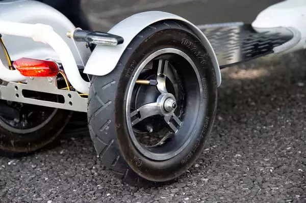 「ホンダの技術者が手掛けた電動立ち乗り３輪車がもはやスポーツモデル！　「ストリーモ」に乗ったら面白すぎた」の画像