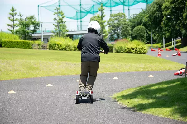 「ホンダの技術者が手掛けた電動立ち乗り３輪車がもはやスポーツモデル！　「ストリーモ」に乗ったら面白すぎた」の画像