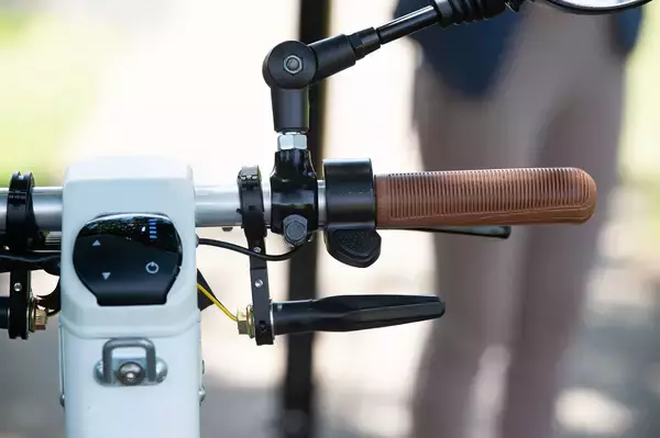 「ホンダの技術者が手掛けた電動立ち乗り３輪車がもはやスポーツモデル！　「ストリーモ」に乗ったら面白すぎた」の画像