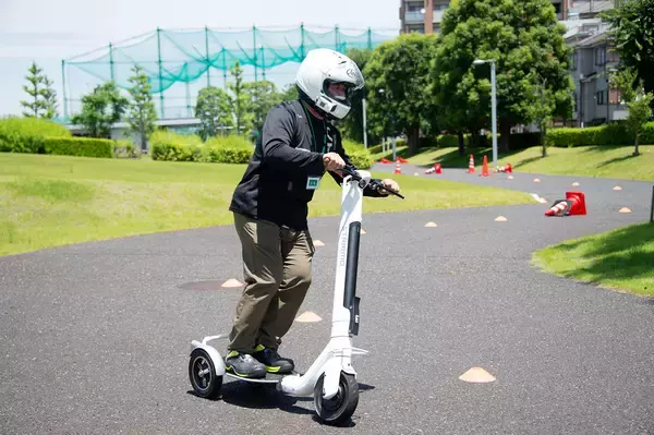 「ホンダの技術者が手掛けた電動立ち乗り３輪車がもはやスポーツモデル！　「ストリーモ」に乗ったら面白すぎた」の画像