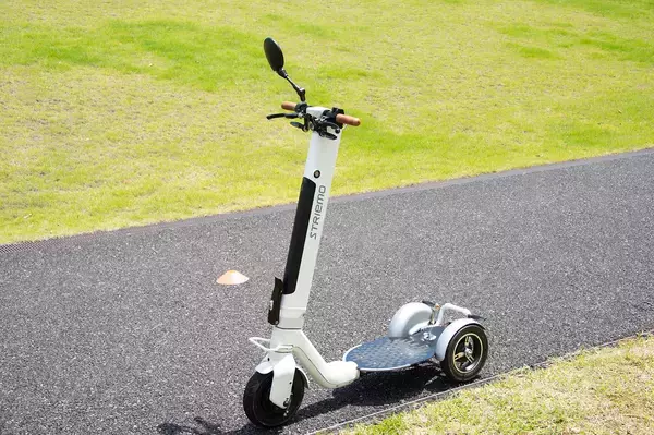 「ホンダの技術者が手掛けた電動立ち乗り３輪車がもはやスポーツモデル！　「ストリーモ」に乗ったら面白すぎた」の画像
