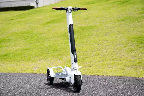 「ホンダの技術者が手掛けた電動立ち乗り３輪車がもはやスポーツモデル！　「ストリーモ」に乗ったら面白すぎた」の画像