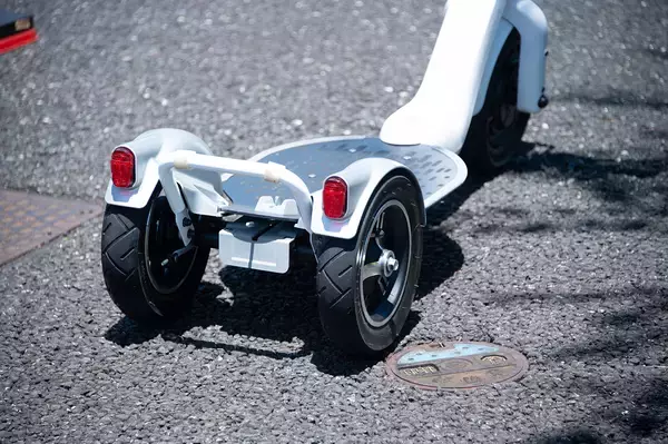 「ホンダの技術者が手掛けた電動立ち乗り３輪車がもはやスポーツモデル！　「ストリーモ」に乗ったら面白すぎた」の画像