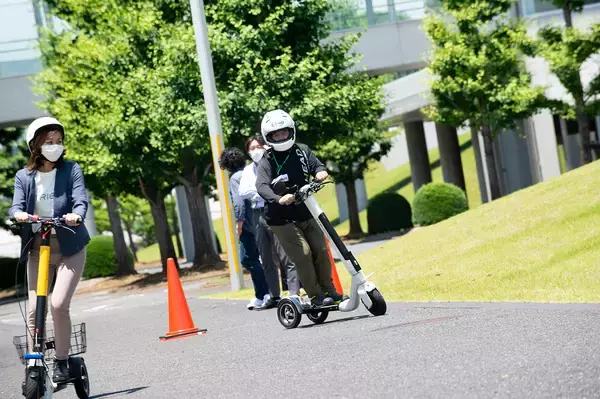 「ホンダの技術者が手掛けた電動立ち乗り３輪車がもはやスポーツモデル！　「ストリーモ」に乗ったら面白すぎた」の画像