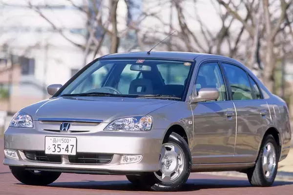 伝説の「国さん」とステアリングを共有したハイブリッドカー！　あらゆる自動車に乗りまくっているプロが「超個人的に思い入れのあるクルマ」【まるも亜希子編】