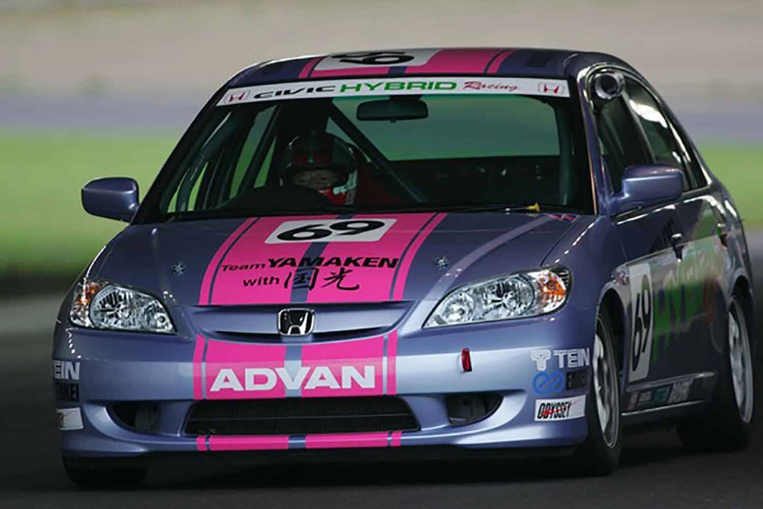 伝説の「国さん」とステアリングを共有したハイブリッドカー！　あらゆる自動車に乗りまくっているプロが「超個人的に思い入れのあるクルマ」【まるも亜希子編】