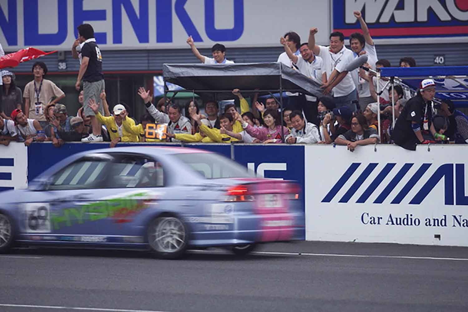 伝説の「国さん」とステアリングを共有したハイブリッドカー！　あらゆる自動車に乗りまくっているプロが「超個人的に思い入れのあるクルマ」【まるも亜希子編】
