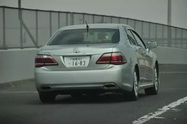 「一般車に紛れられるがゆえの「覆面パトカー」！　見分ける方法はある？」の画像