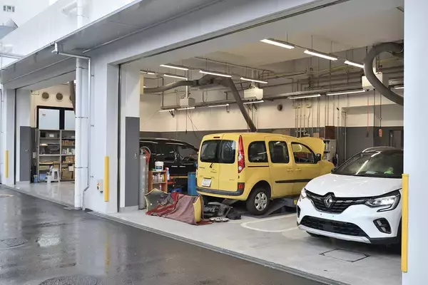 「クルマをぶつけて保険じゃなく「自腹で修理」！　どこで直すのが正解か３つのパターンで考えてみた」の画像