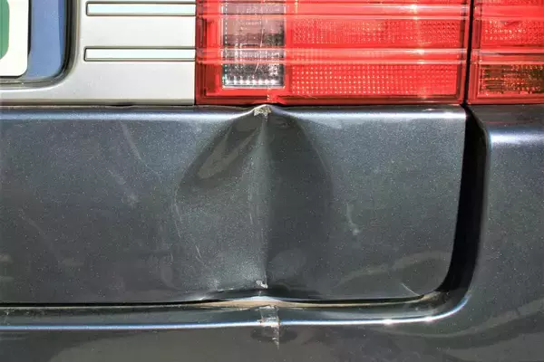 「クルマをぶつけて保険じゃなく「自腹で修理」！　どこで直すのが正解か３つのパターンで考えてみた」の画像