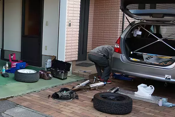 「クルマをぶつけて保険じゃなく「自腹で修理」！　どこで直すのが正解か３つのパターンで考えてみた」の画像