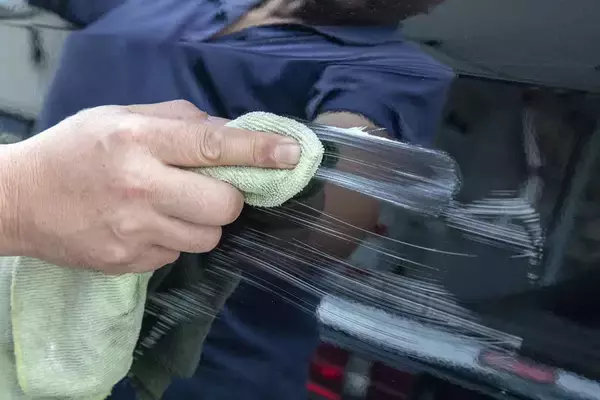 「クルマをぶつけて保険じゃなく「自腹で修理」！　どこで直すのが正解か３つのパターンで考えてみた」の画像