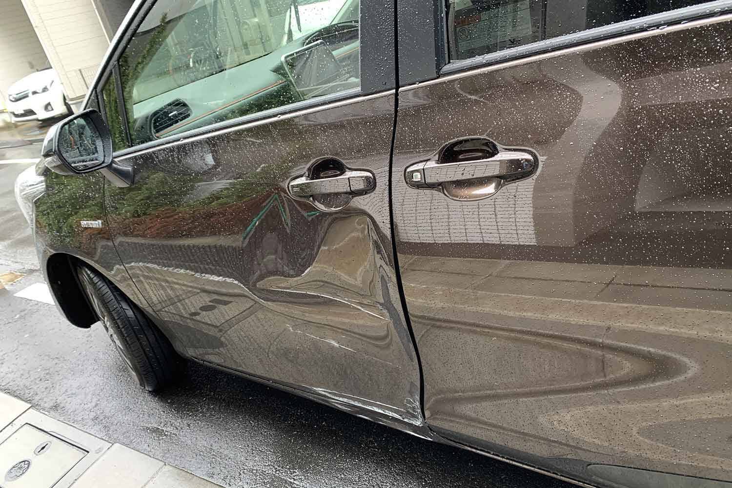 クルマをぶつけて保険じゃなく「自腹で修理」！　どこで直すのが正解か３つのパターンで考えてみた