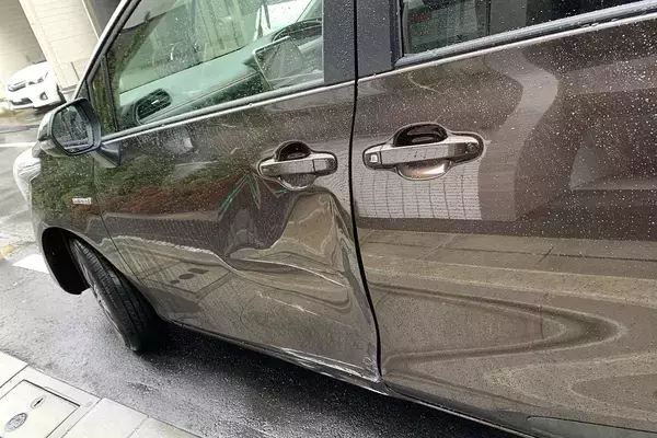 「クルマをぶつけて保険じゃなく「自腹で修理」！　どこで直すのが正解か３つのパターンで考えてみた」の画像