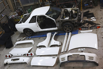 タイヤもシートもハンドルもガラスもトランスミッションも別の会社が作ってる！　だったら何をもって「自動車メーカー」っていうの？